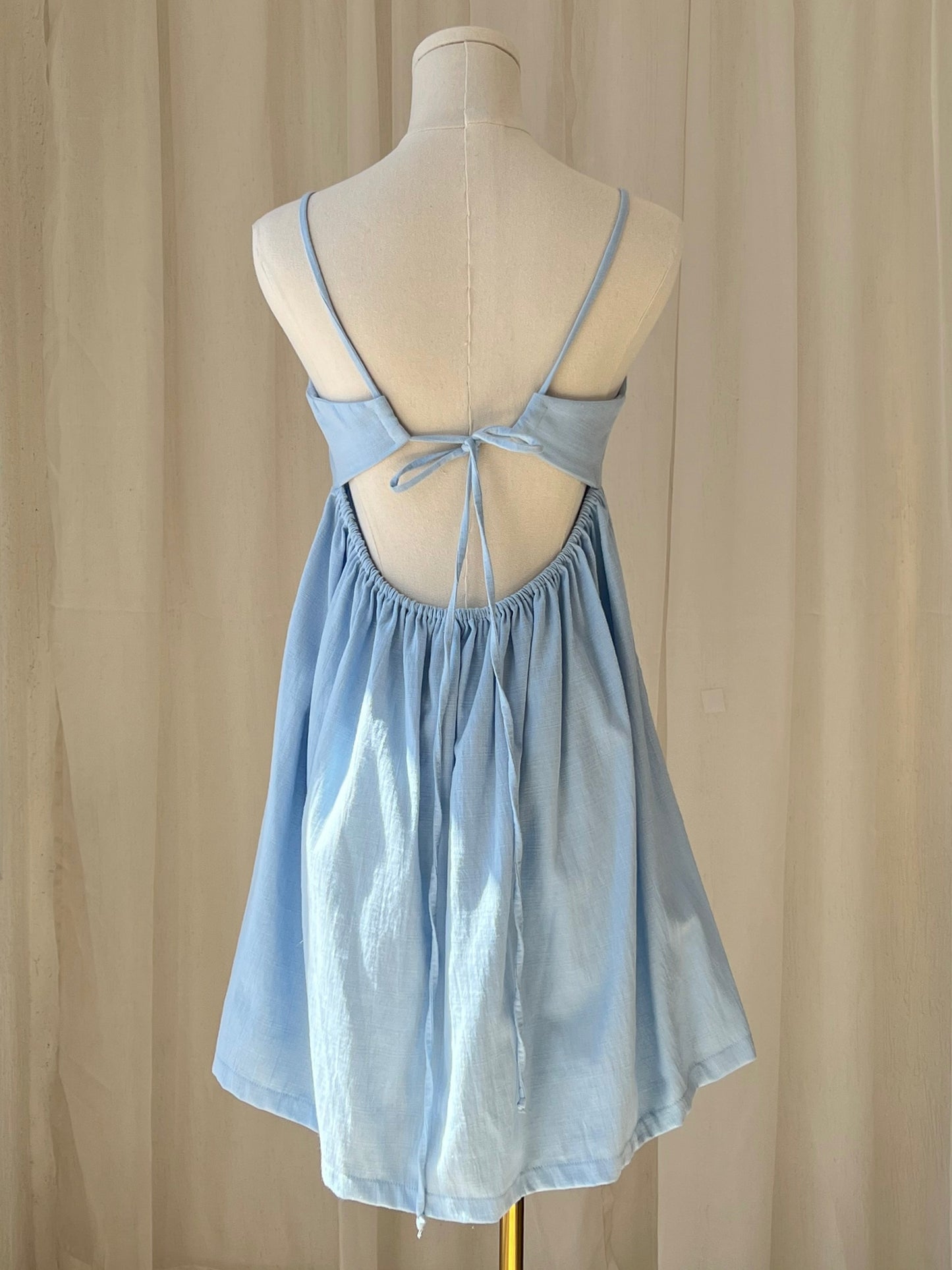 Vestido con lazo en espalda